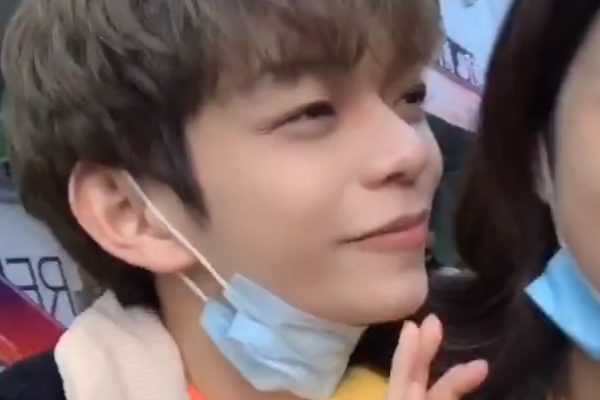 杨东煜和彭星假扮情侣却当真让女生亲脸彭星表现显然不愿意