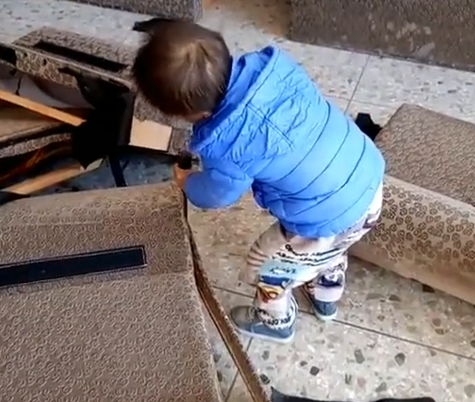 熊孩子界的"二哈"实力拆家,哈士奇自愧不如,网友:小鲁班?