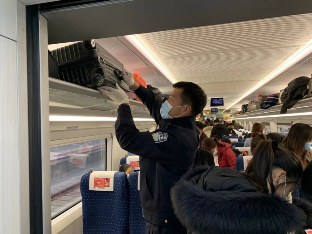 民警当起"保镖",护送1700余名员工"回家"