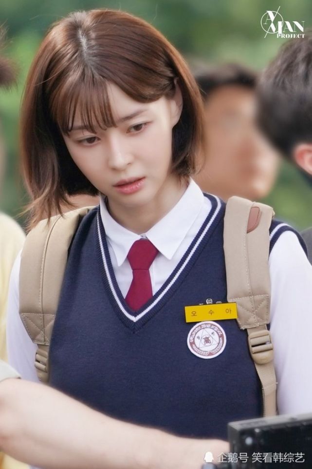 《梨泰院》权娜拉身穿端庄校服,清纯的短发展现"初恋情人"般的面貌