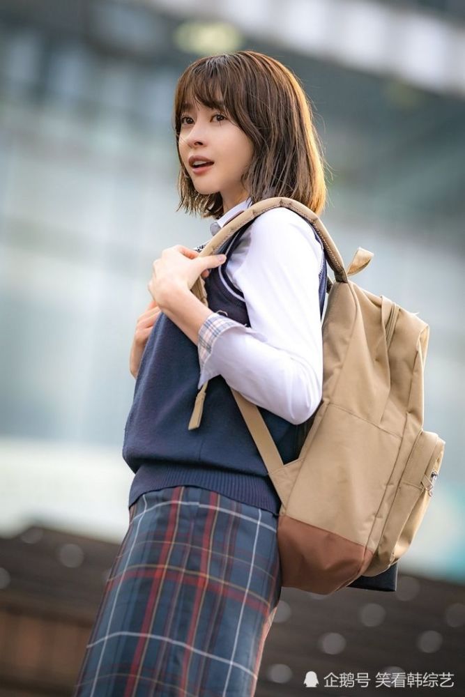 梨泰院权娜拉身穿端庄校服清纯的短发展现初恋情人般的面貌