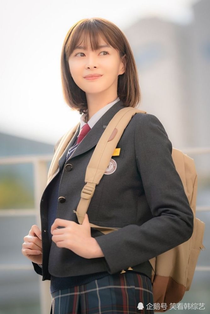 梨泰院权娜拉身穿端庄校服清纯的短发展现初恋情人般的面貌