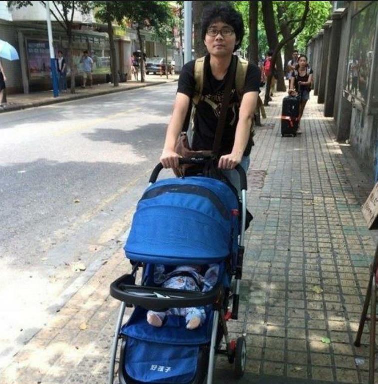 还记得当年火爆"活罪姐"和"忘爱哥"?曾经是笑话,如今大变样