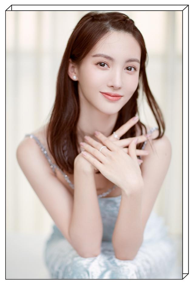 在男人眼中金晨的抹胸和吊带裙拥有神奇魔力让人情不自禁心动