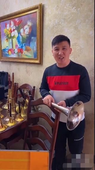 赵本山徒弟杨树林老婆入狱后罕见晒近况暴露豪宅内景全是唢呐
