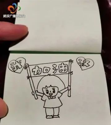 除了日常鼓励外,张巍想到,可以发挥业余爱好,用画画作为陪伴病人的