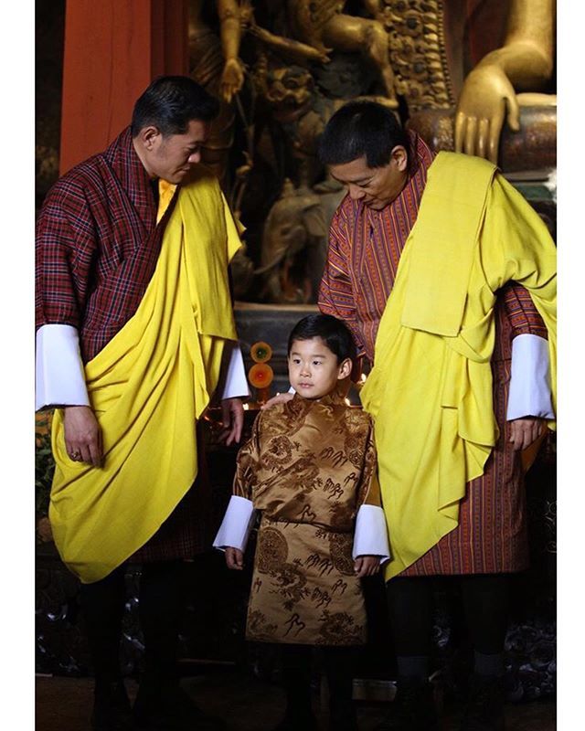 不丹王室晒国王全家福4岁小王子紧依父王90后王后孕肚曝光