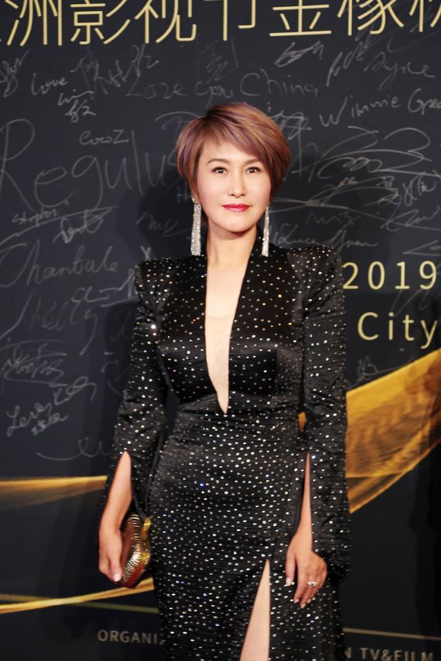 重案六组季洁终于时尚一袭深v波点裙开到腰配亮钻耳环好贵气