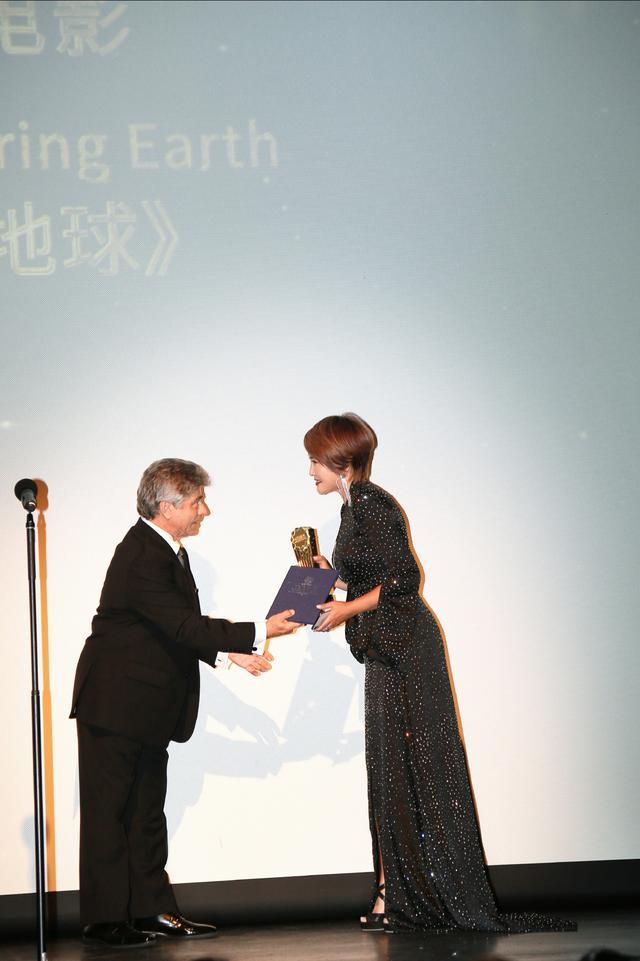 重案六组季洁终于时尚一袭深v波点裙开到腰配亮钻耳环好贵气