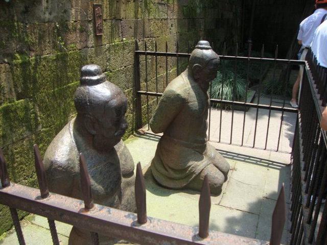 岳飞的墓前为什么不铸造一个宋高宗的跪像这原因你能接受吗