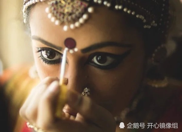 印度电影里女人的额头上都有一个红点 红点代表什么意思 腾讯新闻