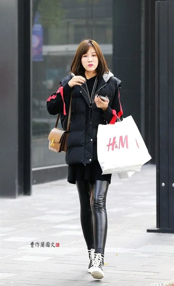 街拍:有光泽感的亮皮皮裤美女_腾讯新闻