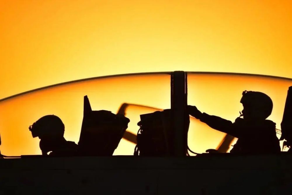 夕阳下战鹰准备出征