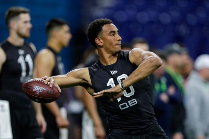 新秀四分卫勒夫得NFL教练认可 获赞为穷人版马霍姆斯_腾讯新闻