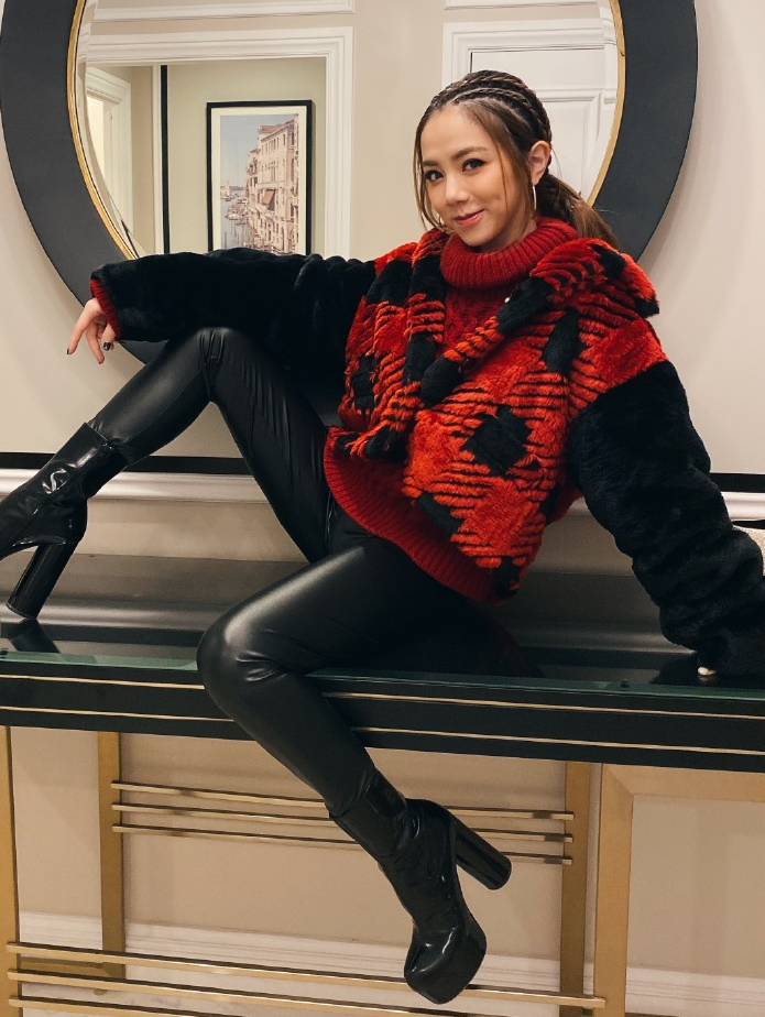 恋爱后的邓紫棋又对"皮裤"下手,效果意外惊艳,这回腿比电棍细