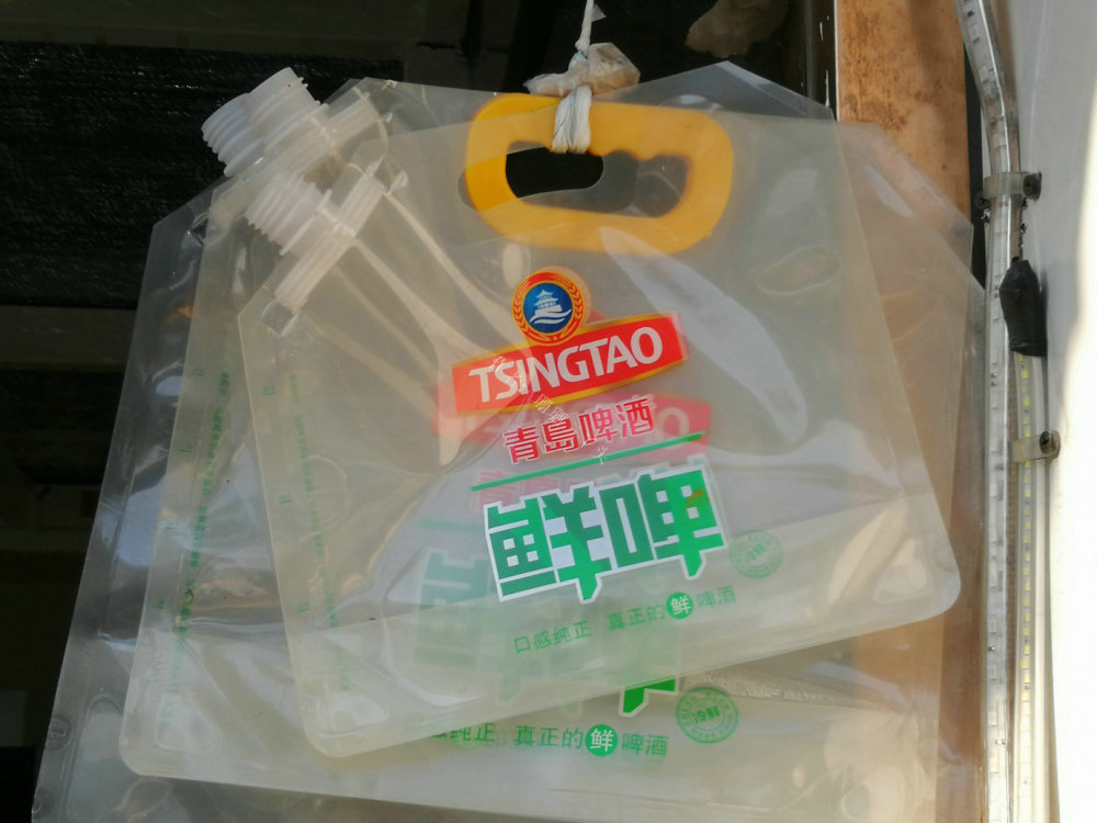为什么青岛哈啤酒与众不同装进塑料袋游客太怪了