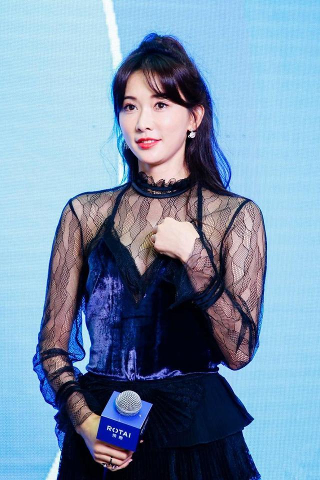 林志玲真是放得开,穿透视蕾丝裙"凹凸感"无敌,妩媚身材太撩人