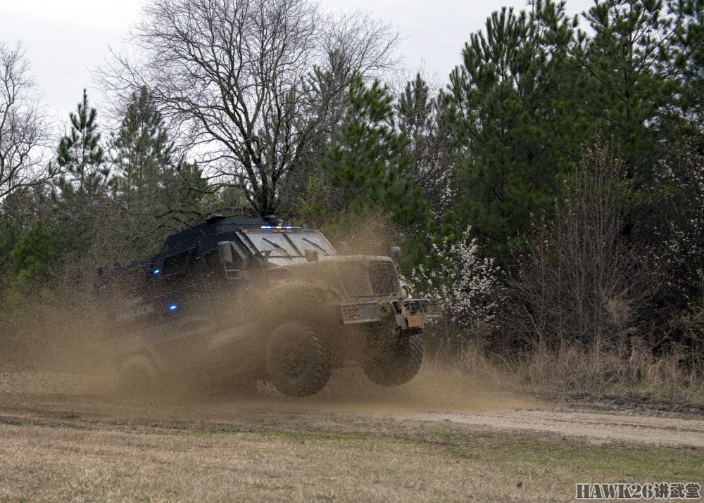 美国特警装备m1224防地雷反伏击车重型装甲车打击犯罪引发质疑