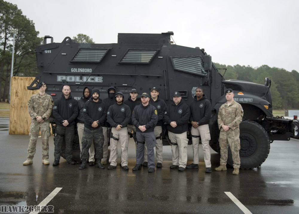 美国特警装备m1224防地雷反伏击车重型装甲车打击犯罪引发质疑