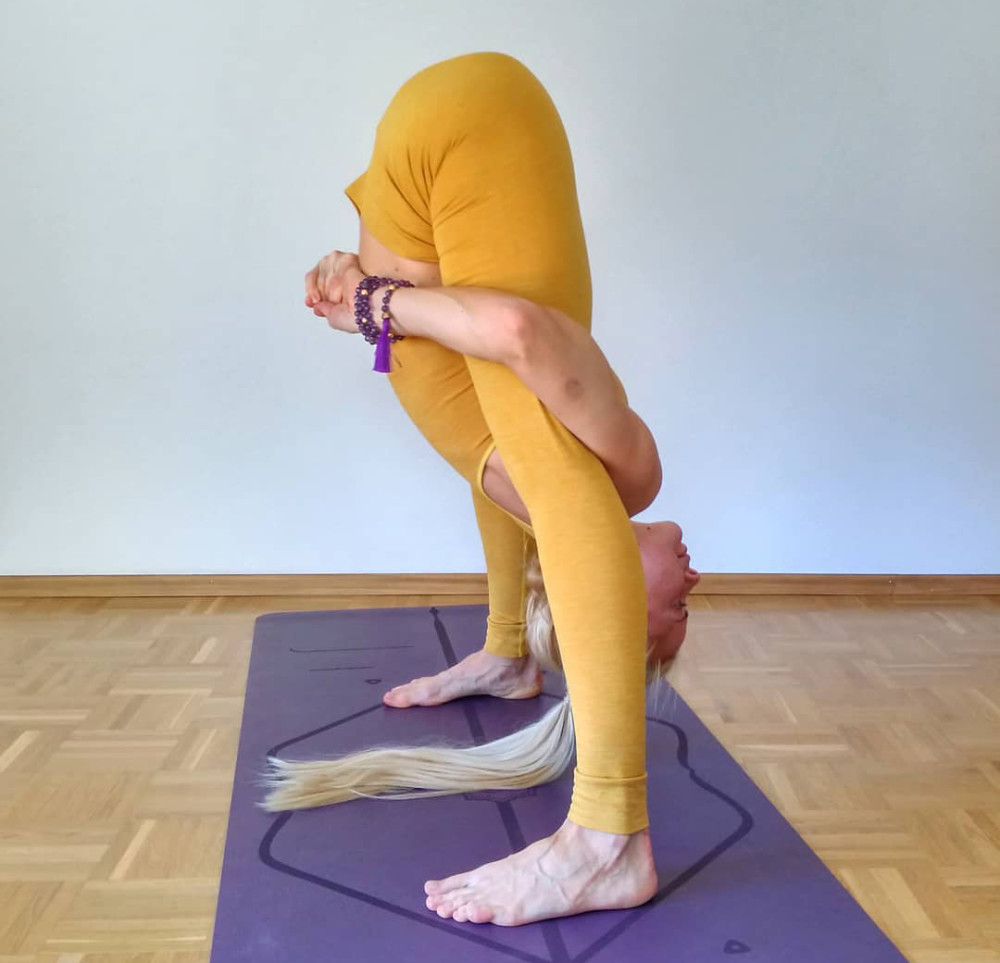 大腿后侧肌肉太紧?这4个瑜伽体式帮你拉伸