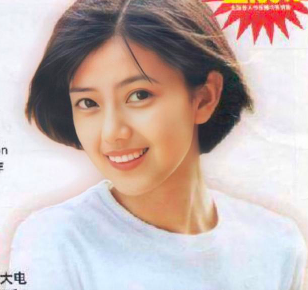 高圆圆童年活泼好动,赵又廷老婆拍照不怕太阳晒,穿裙子还爬岩壁