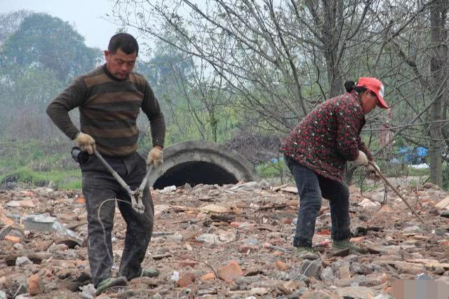 发布视频,反映红桥区咸阳北路街道一社区内,物业人员殴打拾荒老人一事