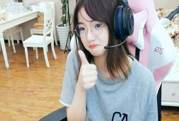 但是直播间都是嘲讽"深海鱼biss",或者骂她给人戴绿帽子的事情,久而久