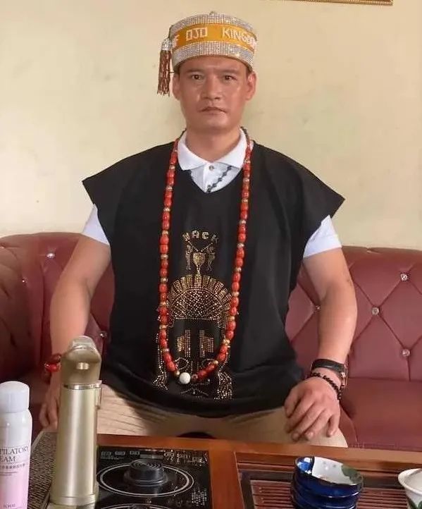 开头的这位非洲酋长叫郑岳峰,出生于福建福清,现任尼日利亚福建总商会