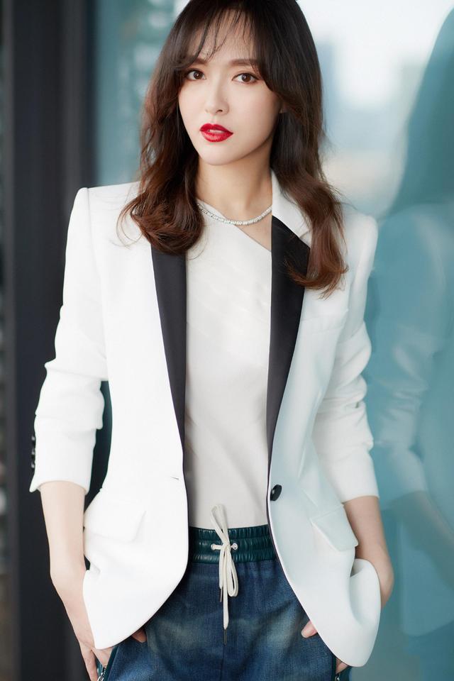 唐嫣穿白西装配牛仔裤身材比例简直逆天简约穿搭美到让人惊艳