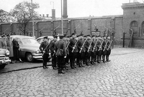 一座牢不可破的监狱,美苏英法四国共同监管,四国看守一个囚犯