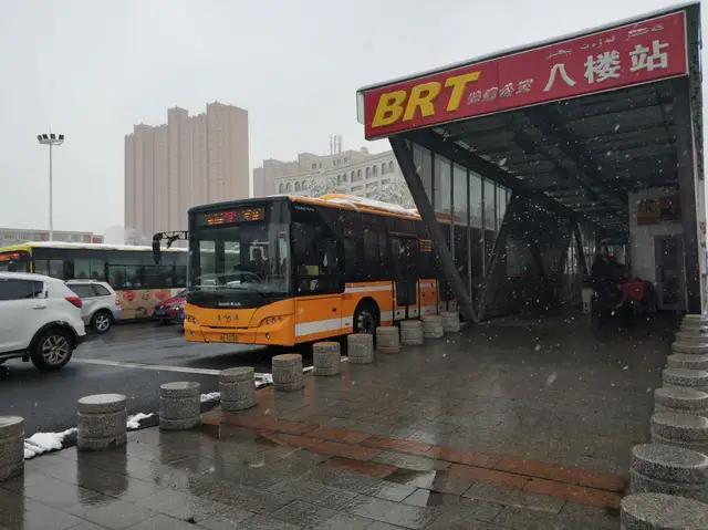 停靠在八楼的二路汽车?