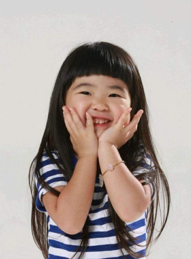 曹格9岁女儿初长成,穿运动服露小蛮腰,这大长腿绝了|曹格|曹华恩