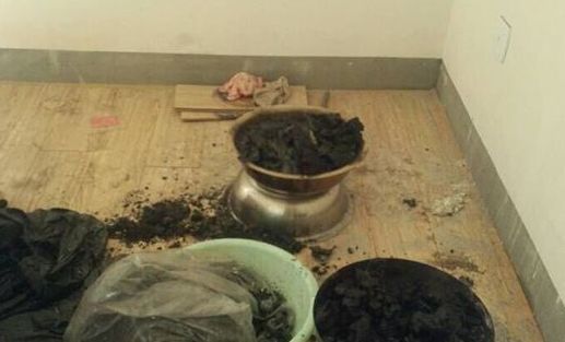 两男一女倒在广西柳州一出租屋警方初步判断三人为烧炭自杀