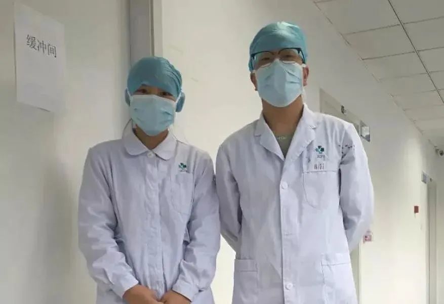 07/ 90后医护情侣陈嘉伟和熊晓菲 都是市第三人民医院的内科护士 他们