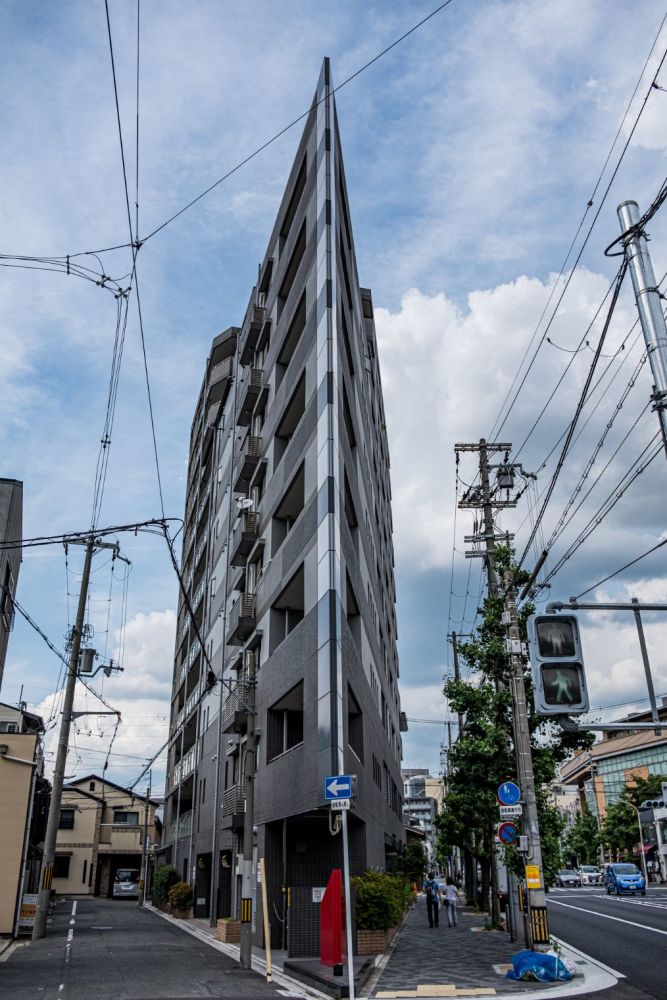 日本街头实拍 人们大多住自建房屋 有的大楼盖成三角形像个斧子 腾讯新闻