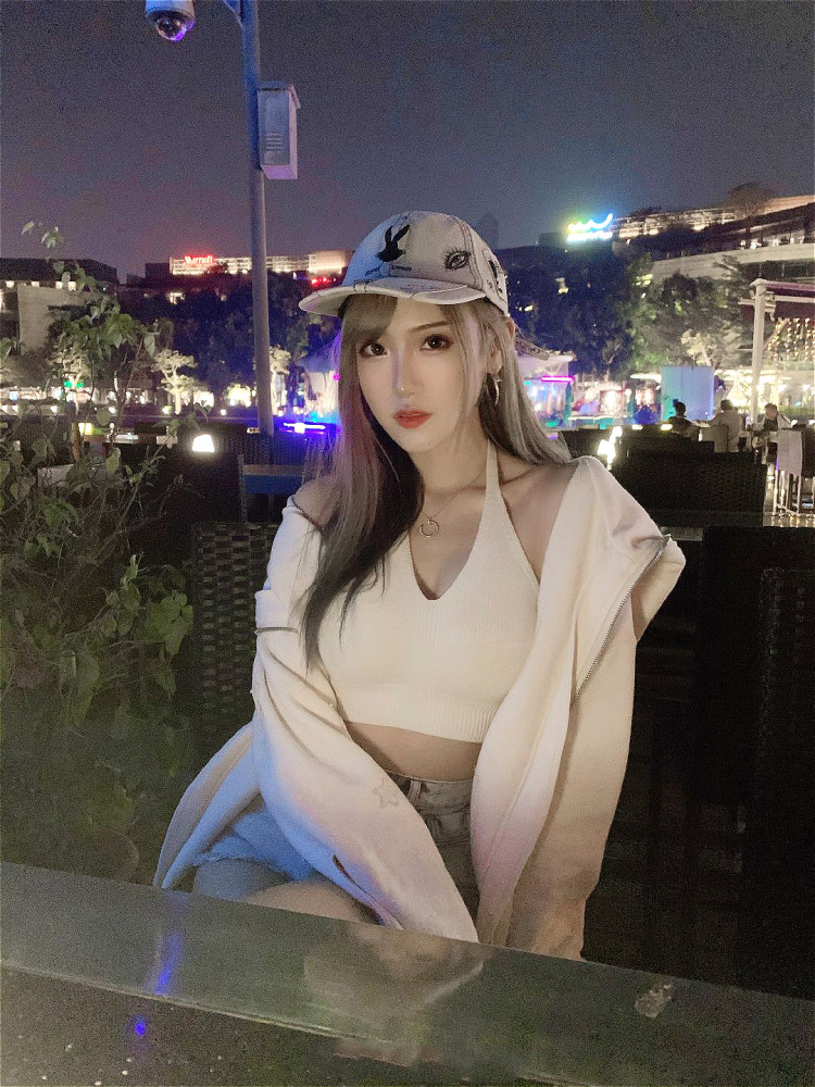 虽然不太懂腐团儿为什么偏爱银灰色头发,但搭配这身穿