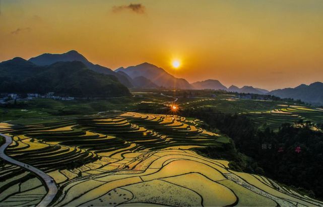 是國家3a級旅遊景區,在山頂上能看見龍里,貴定,都勻,貴陽等縣市的風景