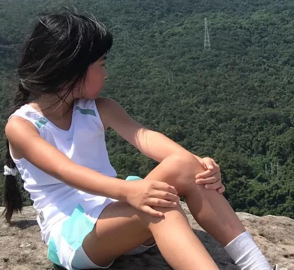 曹格妻子晒grace近照,露小蛮腰秀大长腿,却被评身材像妈脸像爹