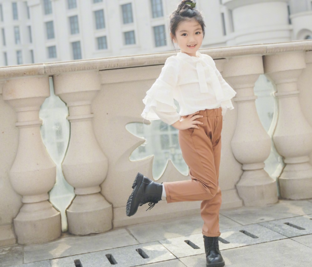 "挣钱养弟"的阿拉蕾长大了:8岁影楼风太辣眼,换学院风美到爆