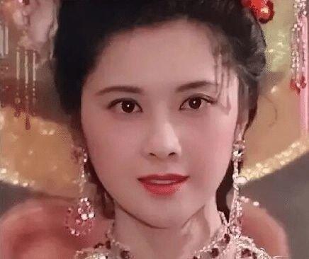 女兒國國王長相大氣端莊,再加上優雅和貴氣的氣質,這個外形還是極為讓