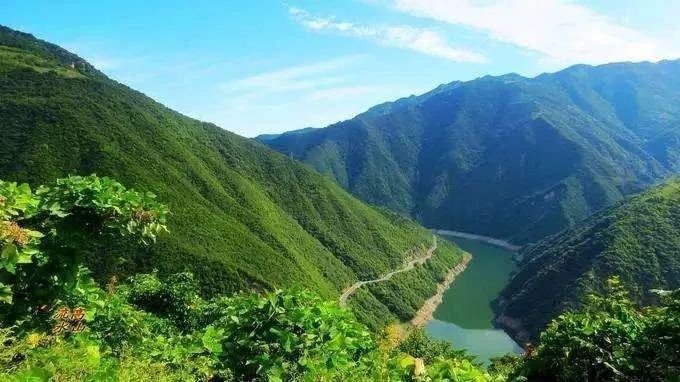 自西向東主要有華鎣山,銅鑼山(南山),明月山,鐵鋒山,黃草山,挖斷山,觀