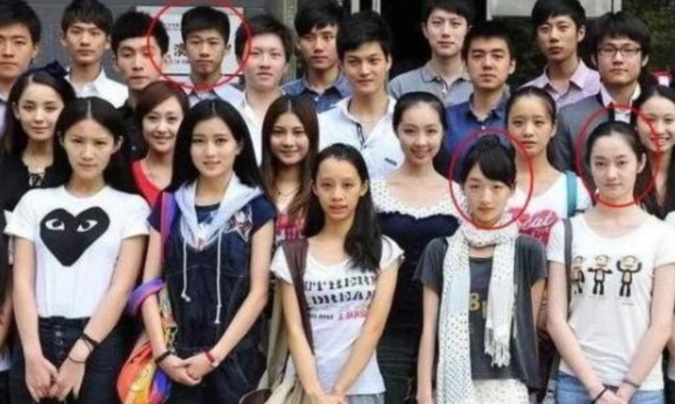 影后周冬雨的4个同班同学其中3个红透半边天唯独四个字的她查无此人