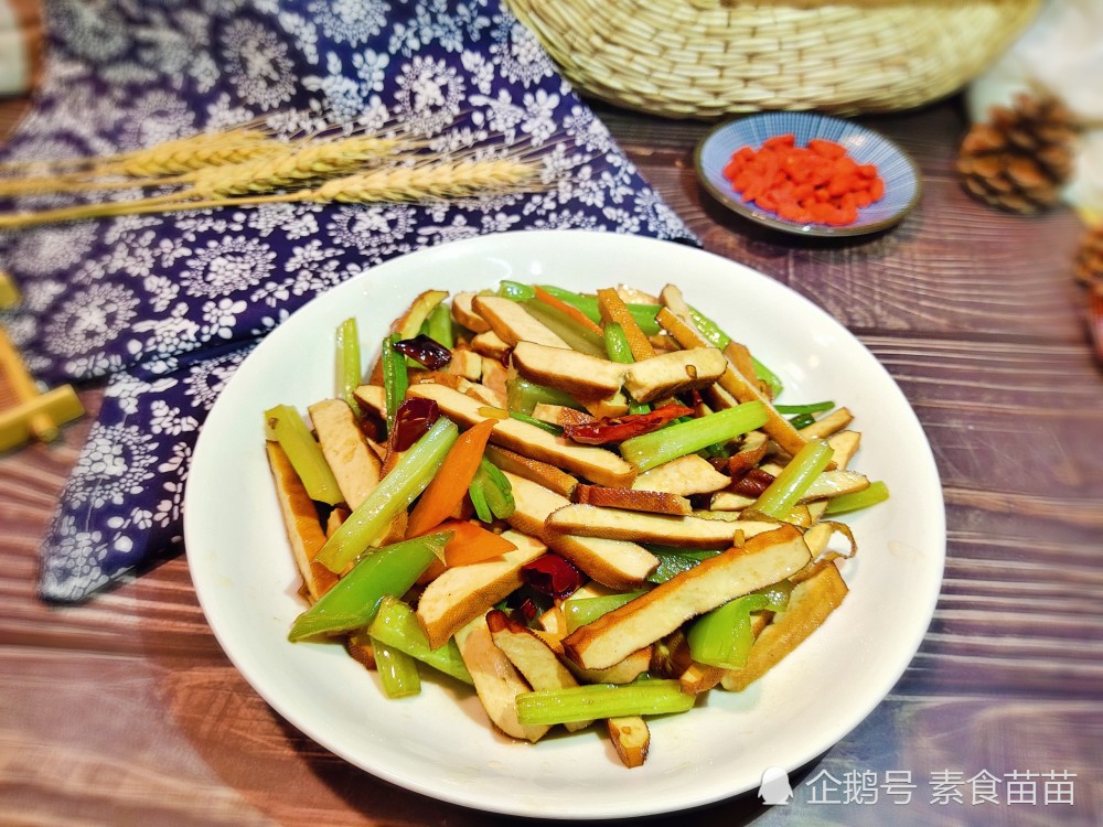 芹菜炒香乾不入味有技巧,這樣做香嫩入味,非常下飯