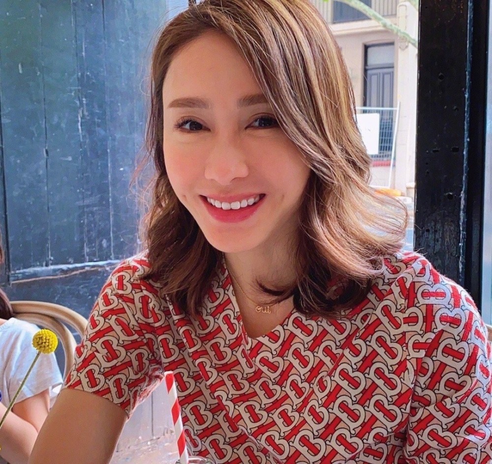 黎姿48岁也不显老态,大方展露纯素颜,少女娇俏相当有豪门贵妇范