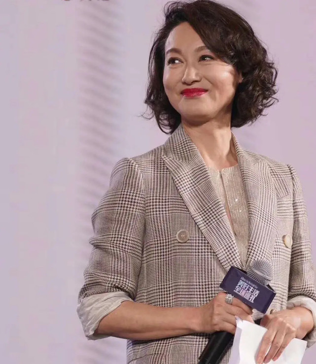 在徐克的《黄飞鸿》里扮演提督大人,还有林正英的《僵尸至尊》中扮演