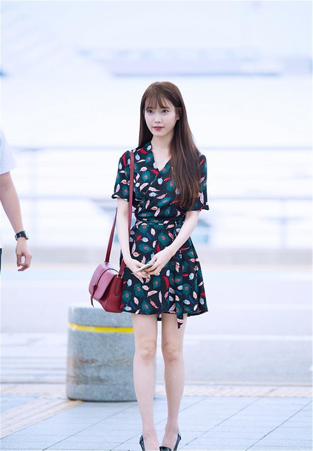 学iu李智恩穿碎花裙,温柔又清新