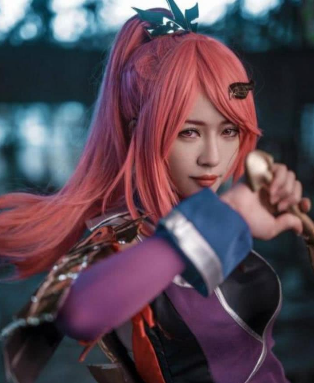 15岁初中生cos花木兰,穿山竹裤不算啥,看到她的腿后粉丝眼前一亮!