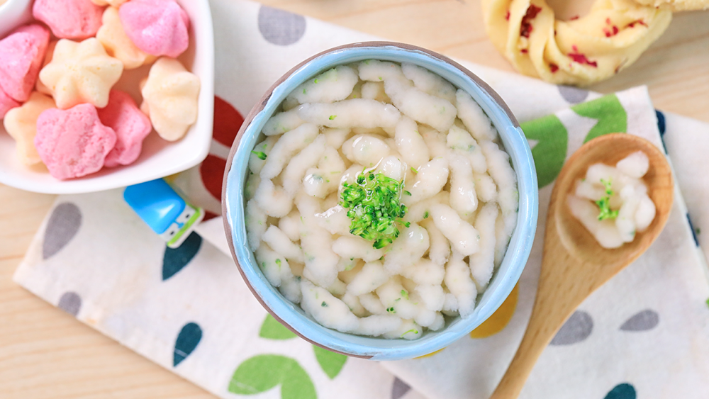 11,煮至虾滑全部浮起,用筛网捞出,放入碗中.