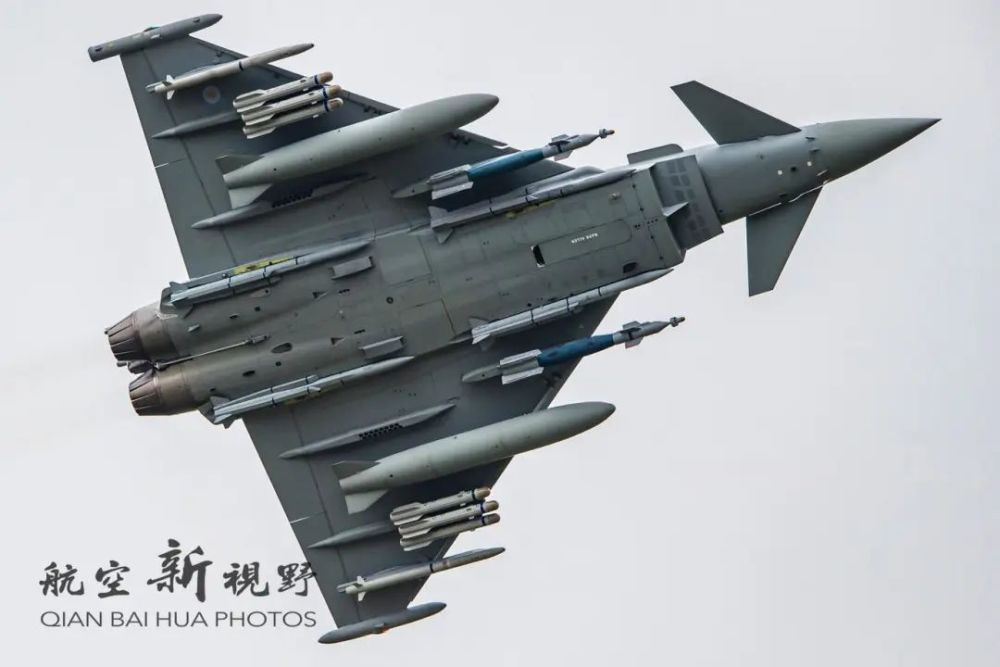 战斗机一共在机腹挂载4枚流星远程空空导弹,2枚gbu-12激光制导炸弹,2