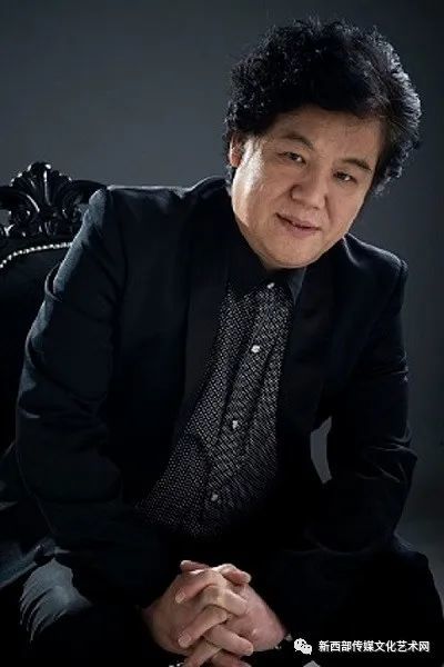 书法家李明栋艺术照李从良 字:明栋 号:西山居士.